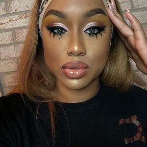 Meet your Posher, Yaunesseiona